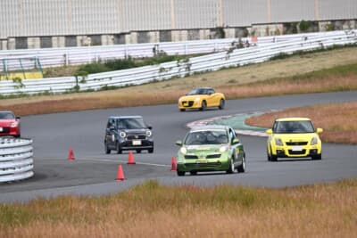 スラローム走行・急ブレーキ体験を行った後に先導走行でサーキットのコースを走行