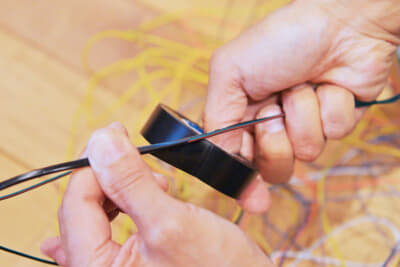 プラスオン:純正に使われているものと同様のテープを取り揃え、配線が純正と同化するように気を使う。これこそが匠のインストール術だ