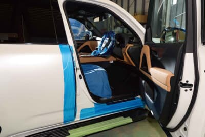 配線を徹底的に隠した施工が特徴。例え、内装を剥がされたとしてもどこに何があるかはまったくわからないようになっている