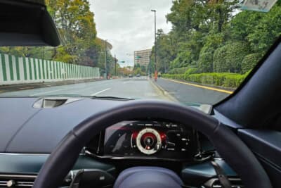 アストンマーティン ヴァンテージ ロードスター:まずはデフォルトである「SPORTS」モードでスタートした