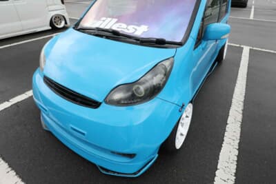 ホンダ ライフ:バンパーもオリジナルリメイクを施し、ニスモのダクトにカナード付きのリップスポイラーを装着している