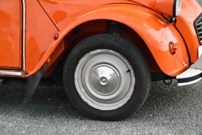 2万5000ポンド〜3万5000ポンド(邦貨換算約507万円〜約710万円)で現在も販売中のシトロエン「2CV6」(C)Bonhams