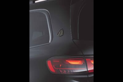 Mercedes-Maybach GLS 600 Night Edition Ⅱ（ISG）：Dピラーに配置されたマイバッハエンブレムが厳かな圧力を与える