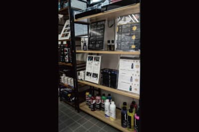 コーティングはボディだけでなくウインドウ／ホイール／ヘッドライト／モール／レザーなど数多くのメニューを用意している