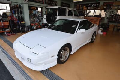 走り系の日産180SXにも施工済み。車種・機種により装着まで作業待ち期間も必要なため、とくに新車の納車は前もって相談しよう