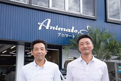 小泉善行サン(左) 鈴木智也代表(右)。動作状況のデータ管理、顧客管理など、施工をメインで担うのは小泉さん。代表の鈴木さんもこの道20年以上の凄腕インストーラーだ