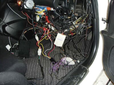 他店による施工例。配線が雑で、見る人が見ればセキュリティ配線が一目瞭然