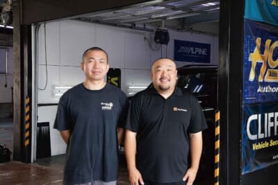 ロックスターの小野浩毅さん(左) 井上慎也さん(右)。約20年インストーラーとして活躍する小野さんを軸に2名で対応。取り付けカルテを作り、ふたりが共有できる体制を作っている