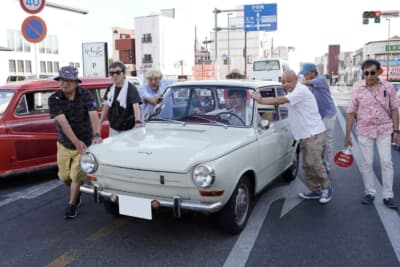DAF 44:毎年50万人が訪れる桐生八木節まつりのクラシックカー展示場へと、仲間たちに手押しされて搬入する羽島さんとDAF 44