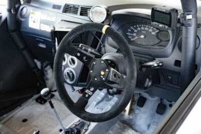 ダイハツ ミラ:内装はレギュレーションで許される範囲で、安全性に影響のない部分はすべて取り外している