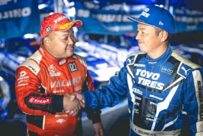 中村直樹選手と藤野秀之選手が握手を交わす