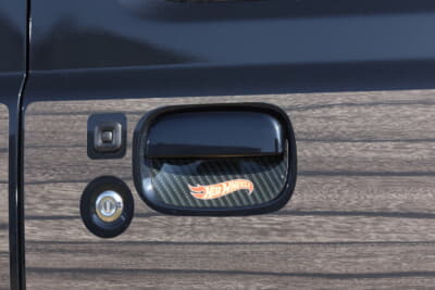 スズキ ジムニーノマド:ドアノブポッティングプロテクターは、マテル社のミニチュアカーブランド「ホットウィール」のロゴデザインを採用