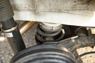 スズキ アルト:リアにはオリジナルの樽型スプリングを採用している。気になる人は問い合わせてみよう