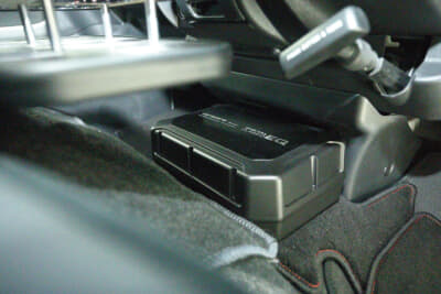 フロントシートの足もと中央にカロッツェリア・24cm×14cmパワードサブウーファー(TS-WX400DA)を設置。アンプ内臓のパワードタイプで、再生帯域や位相の調整が可能