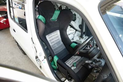 ダイハツ エッセ:バケットシートは古いモデルだが生地やスポンジを張り替えて現役で使用中