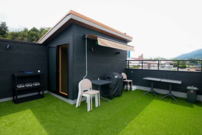 屋上に完備される電気式のBBQコンロは自由に使ってOK。天体観測しな がらの夕食は最高のひととき。オーニング付きで雨の日も楽しめる