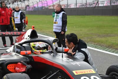 スタート直前、加藤選手と佐藤琢磨さんが笑顔で握手を交わしました