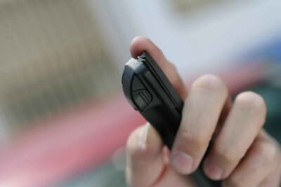 ゴム部分を軽く引っ張り、亀裂やヒビがないかを確認する。また、ゴムが著しく曲がったりしていないかもチェックする。不具合が見つかった場合は、直ちに交換すべきだ