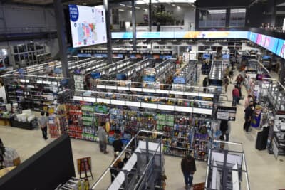 壁面と店舗中央に設置されたLEDビジョンがアリーナのような雰囲気を醸し出している