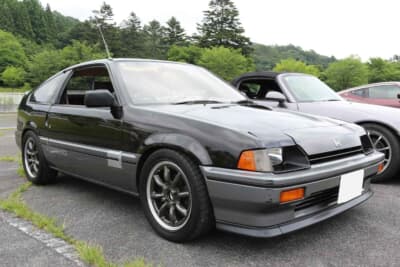 ホンダ バラードスポーツCR-X:タイヤはTOYO PROXES R1Rである。佇まいがカッコよくなるようにワンオフ10mm厚ジュラ鍛ホイールスペーサを入れている。ヘッドライトはHID化している