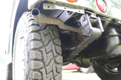 スズキ ジムニー：リジッドアクスル式半楕円リーフスプリングのサスペンションもオリジナルをキープしている