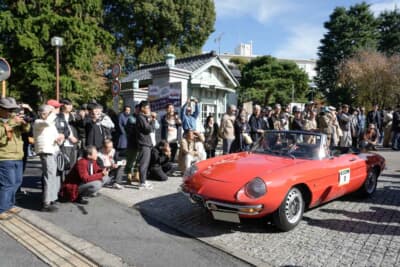 群馬大学理工学部桐生キャンパス正門には、ラリーに出発する参加者車両を見送るたくさんの見学者が集まった