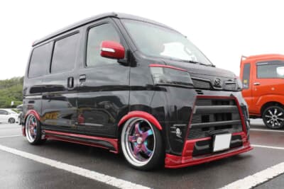 ダイハツ アトレーワゴン:アトレーワゴンをスポーティにする翔プロデュースのボディキットの構成は、立体感とエッジを強調するフロントアンダースポイラー、サイドステップ、リアハーフスポイラー、LEDバックフォグ、オーバーフェンダー、リアルーフウイングだ