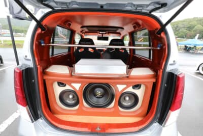 スズキ ワゴンRスティングレー:リアには自慢のパワーアンプと巨大なスピーカーポックスが設置されている