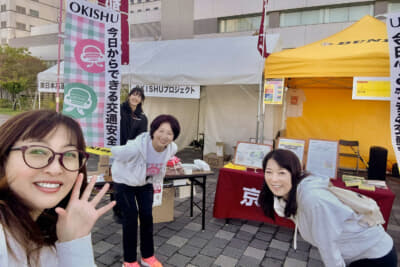 交通安全応援活動「OKISHU」ブースは、働くクルマの屋外会場での展開でしたのよ〜