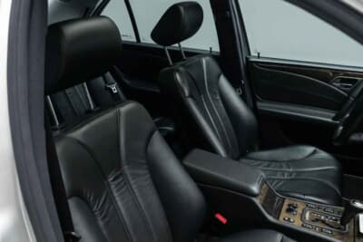 6万4400ドル(邦貨換算約948万円)で落札されたメルセデス・ベンツ「E55 AMG」(C)Courtesy of Broad Arrow