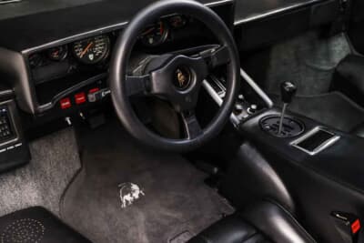 80万ドル~90万ドル(邦貨換算約1億1774万円〜1億3246万円)で現在も販売中のランボルギーニ「カウンタック 5000QV」C)Courtesy of Broad Arrow