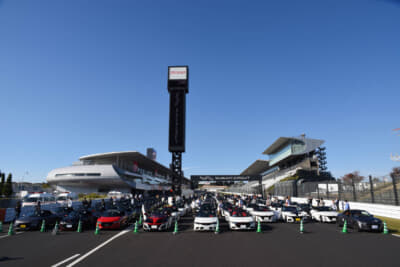 パレード走行を前にホームストレートに並ぶS660。コース側に6列、ピットロードに3列、車間距離1ｍできっちり駐車してもホームストレート1本分が埋まる