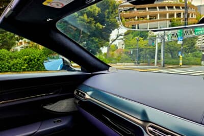 アストンマーティン ヴァンテージ ロードスター:インテリアはより水平なラインを取り入れ、地平線のようなデザインを反映