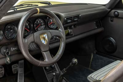 85万ドル~110万ドル(邦貨換算約1億2510万円~約1億6190万円)現在も販売中のRUF「カレラ 3.4 ゴールドフィンガー」C)Courtesy of Broad Arrow