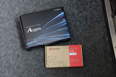 アルゴスD1, ショックセンサー, キーレスブロック, Zガード: 手軽さと高い信頼性、さらに操作性の良さが魅力のアルゴスD1を軸に、多彩なオプションとZガードを加えることでスマホでも監視。最新の盗難手口にも対応させる