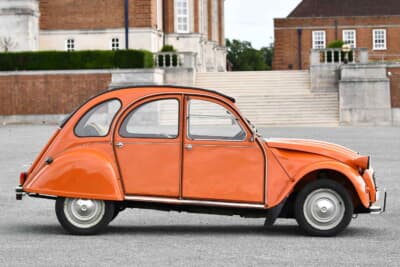 2万5000ポンド〜3万5000ポンド(邦貨換算約507万円〜約710万円)で現在も販売中のシトロエン「2CV6」(C)Bonhams