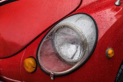 スバル 360 ヤングSS:ヘッドライトカバーもヤングSS専用品だ