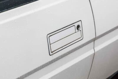 スバル アルシオーネ：空気抵抗を減らすためにドアノブもフラットサーフェス化された