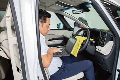 自宅の車庫から車までの距離をリサーチした上で最小2m〜最大10mまでキーフォブの設定範囲を微細に調整中のレクサスLM