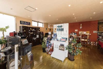 木目のフロアが印象的な店内。カーセキュリティほか、カーオーディオの試聴ができる