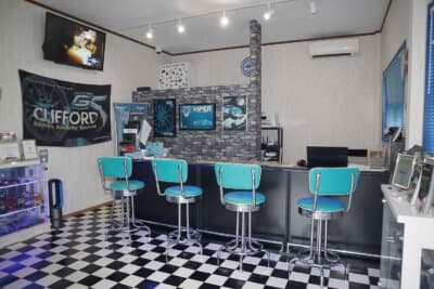 主な取り扱いはバイパー、クリフォード、ゴルゴ、オーサーアラーム、パンテーラはSPS認定店。ショールームとは別に寛げるスペースがある