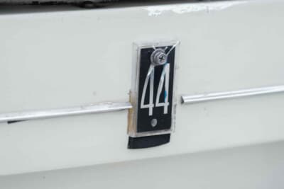 DAF 44:車名の44があらわされたエンブレム。ボルトはノンオリジナル