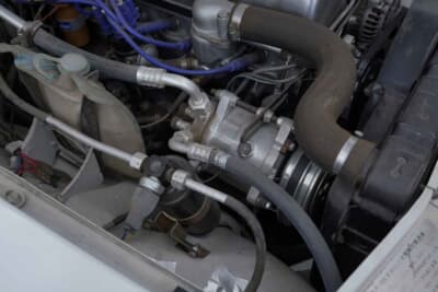 プリンス スカイライン 2000GT-A:本来装備されていた純正クーラーは刷新。真夏でも快適に過ごせるよう室内助手席側に取り付けられた吊り下げ型のユニット