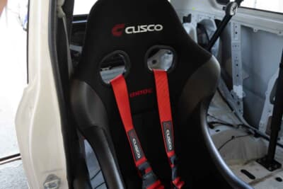 ダイハツ ミラ:クスコとブリッドのコラボレーションのフルバケットシート。シートベルトはクスコ製