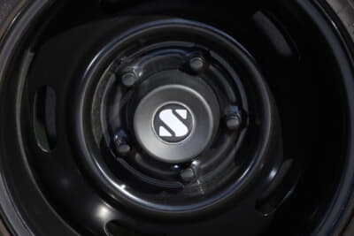 スズキ ジムニーノマド:純正ホイールセンターキャップより高さがあり、存在感抜群のホイールキャップに、「S」デザインのステッカーがセット