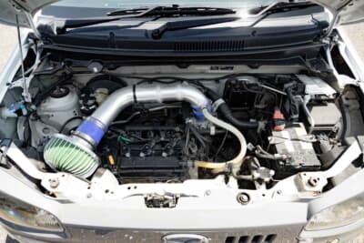 スズキ アルト:エアクリーナーとECU以外はノーマルのエンジン。バッテリーの軽量化すらしていない