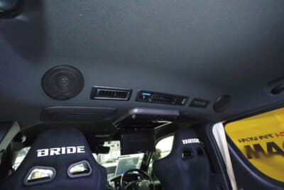 リヤのエアコン吹き出し口の両脇に薄型タイプのカロッツェリア・10cmコアキシャル2ウェイスピーカー(TS-E1010)をインストール。中央はカロッツェリア・フリップダウンモニター(TVM-FW1060-B)