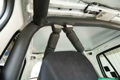 ダイハツ エッセ:ロールバーパッドは接続する部分を除きカットせず巻き付けるのがこだわり