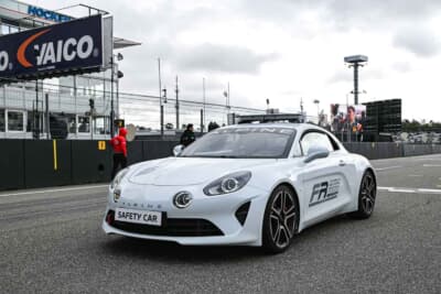 セーフティーカーはアルピーヌでした。とても格好いいですね