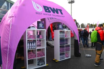 F1のアルピーヌにもスポンサーをするウォーターフィルターや浄化システムのBWTでは、Tシャツやウォーターボトルが販売されています。テントの裏には無料で給水できるポイントもあります